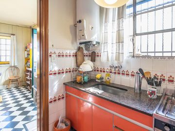 CASA  de 1930 -  VENTA - 5 AMB - COCHERA - JARDÍN - COGHLAN