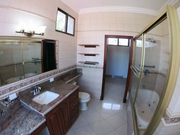 C093 - Venta Casa Mansión en Samborondón Primeros Kms - 4 dormitorios