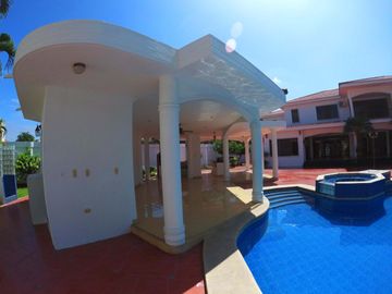 C093 - Venta Casa Mansión en Samborondón Primeros Kms - 4 dormitorios