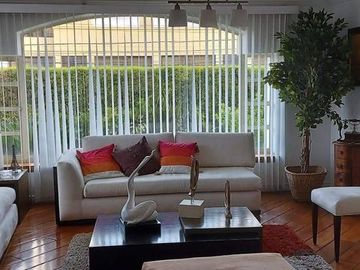 Venta casa 3 dormitorios, amplio jardín, Urbanización Exclusiva, Miravalle