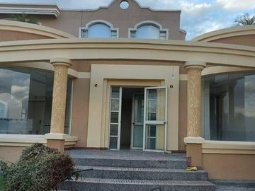 Venta casa 3 dormitorios, amplio jardín, Urbanización Exclusiva, Miravalle