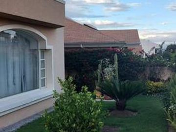 Venta casa 3 dormitorios, amplio jardín, Urbanización Exclusiva, Miravalle