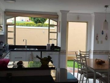 Venta casa 3 dormitorios, amplio jardín, Urbanización Exclusiva, Miravalle