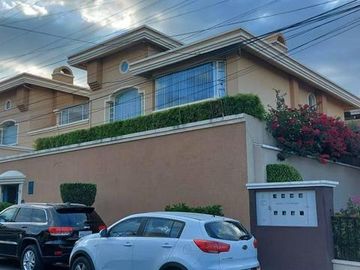 Venta casa 3 dormitorios, amplio jardín, Urbanización Exclusiva, Miravalle
