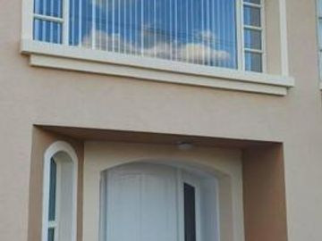 Venta casa 3 dormitorios, amplio jardín, Urbanización Exclusiva, Miravalle