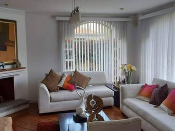 Venta casa 3 dormitorios, amplio jardín, Urbanización Exclusiva, Miravalle