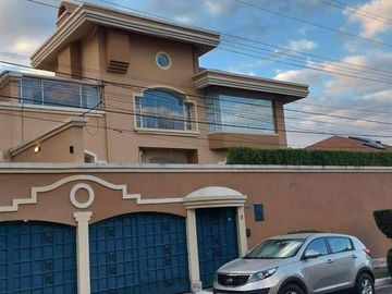 Venta casa 3 dormitorios, amplio jardín, Urbanización Exclusiva, Miravalle