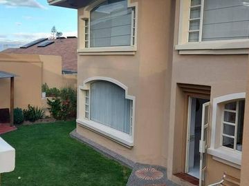 Venta casa 3 dormitorios, amplio jardín, Urbanización Exclusiva, Miravalle