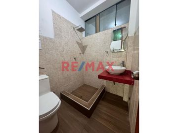 Te presentamos una oportunidad única de adquirir un hermoso departamento en el tercer piso de un edificio . Este increíble inmueble está diseñado para