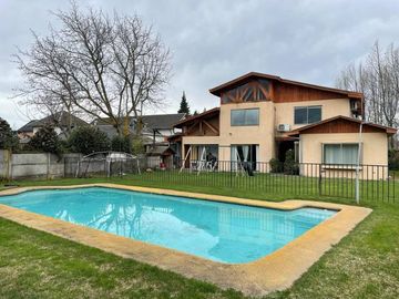 Vendo hermosa casa en sector Los Poetas