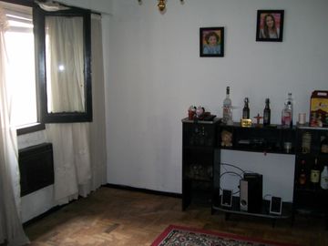 AMPLIO DEPTO 2DO PISO POR ESCALERA AL CONTRAFRENTE 40 M2 MUCHO SOL