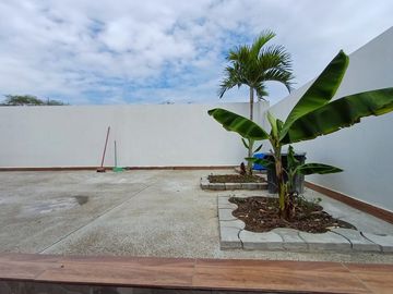 Puerto Lopez: Se Vende Casa Cerca del Mar y en Zona Rural en Puerto Lopez