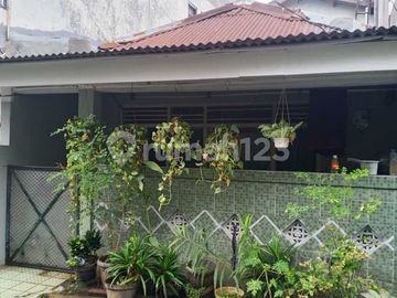 Rumah Asri 1,5 Lantai Siap Huni Lokasi Strategis di Gandaria, Jakarta Selatan