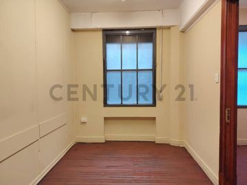 Se vende oficina en Santiago Centro.