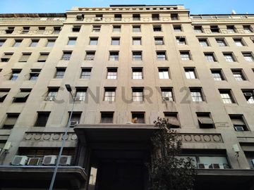 Se vende oficina en Santiago Centro.