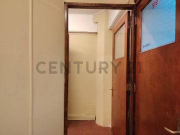 Se vende oficina en Santiago Centro.