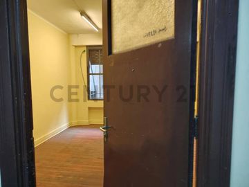 Se vende oficina en Santiago Centro.