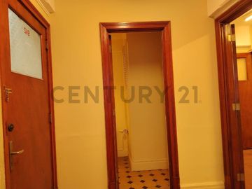 Se vende oficina en Santiago Centro.