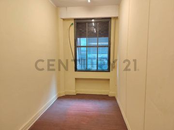 Se vende oficina en Santiago Centro.