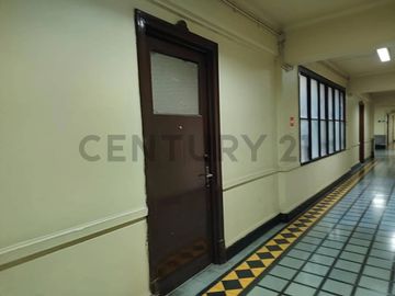 Se vende oficina en Santiago Centro.