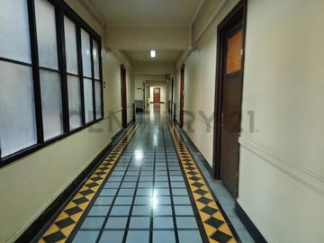 Se vende oficina en Santiago Centro.