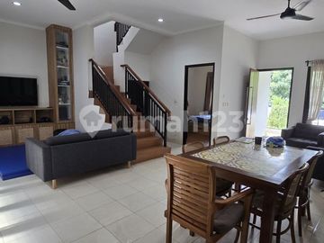 Rumah Tidak Nempel Tetangga di Kencana Loka BSD City
