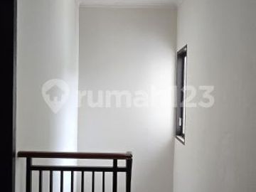 Rumah Tidak Nempel Tetangga di Kencana Loka BSD City