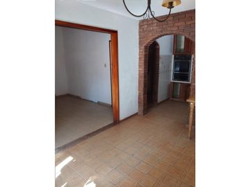Casa + depto a metros de Av. Alvear.