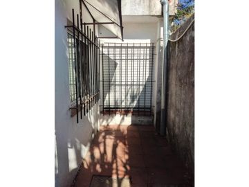 Casa + depto a metros de Av. Alvear.