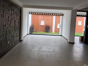 IBARRA, ECUADOR, VENDO MODERNA CASA POR ESTRENAR