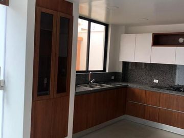 IBARRA, ECUADOR, VENDO MODERNA CASA POR ESTRENAR