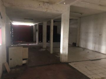 DISEWAKAN RUMAH USAHA EX TOKO CAT DI JL.PETOGOGAN KEBAYOREAN BARU JAKARTA SELATAN