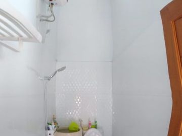 RUMAH MODERN TROPIS DALAM PERUMAHAN DI AREA TIMUR JOGJA