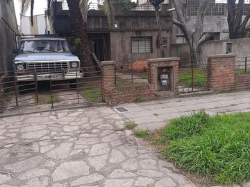 PALOMAR - VENTA DE CASA A RECICLAR SOBRE LOTE DE 10X 44