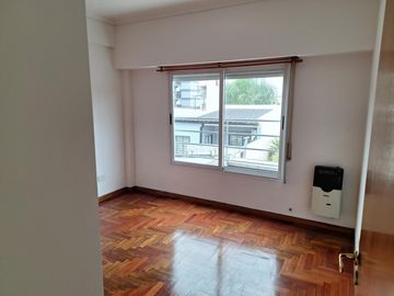 3 AMB CONTRAFRENTE, AMPLIAS DIMENSIONES, MEDIA CUADRA PLAZA LARRAZABAL