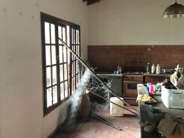 CASA CHALET A REFACCIONAR EN LUIS GUILLON