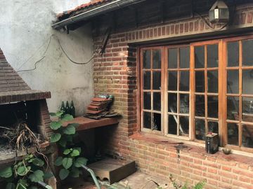 CASA CHALET A REFACCIONAR EN LUIS GUILLON