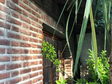 CASA CHALET A REFACCIONAR EN LUIS GUILLON