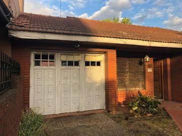 CASA CHALET A REFACCIONAR EN LUIS GUILLON