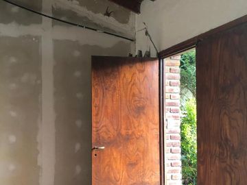 CASA CHALET A REFACCIONAR EN LUIS GUILLON
