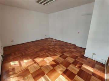 Oficina de 115m2 metro Santa Lucia
