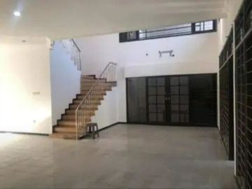 Disewakan Rumah Bangunan 2 Lantai SIap Huni Di Darmo Permai