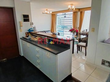 Ubicado en el distrito de Surquillo, en la urbanización La Calera de la Merced, este acogedor departamento ofrece una excelente oportunidad de inversi