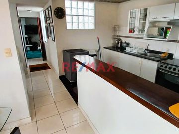 Ubicado en el distrito de Surquillo, en la urbanización La Calera de la Merced, este acogedor departamento ofrece una excelente oportunidad de inversi