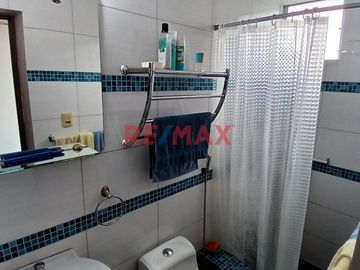 Ubicado en el distrito de Surquillo, en la urbanización La Calera de la Merced, este acogedor departamento ofrece una excelente oportunidad de inversi