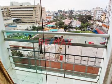 Ubicado en el distrito de Surquillo, en la urbanización La Calera de la Merced, este acogedor departamento ofrece una excelente oportunidad de inversi