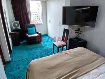 Ubicado en el distrito de Surquillo, en la urbanización La Calera de la Merced, este acogedor departamento ofrece una excelente oportunidad de inversi