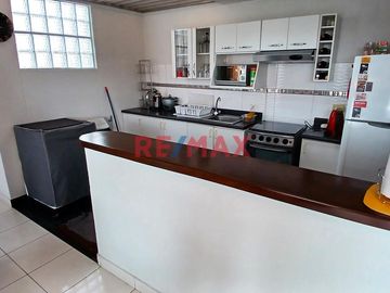 Ubicado en el distrito de Surquillo, en la urbanización La Calera de la Merced, este acogedor departamento ofrece una excelente oportunidad de inversi