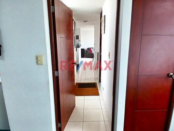 Ubicado en el distrito de Surquillo, en la urbanización La Calera de la Merced, este acogedor departamento ofrece una excelente oportunidad de inversi