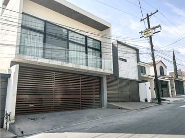 Casa en Venta en Cumbres 3er Sector 4 hab con alberca Monterrey